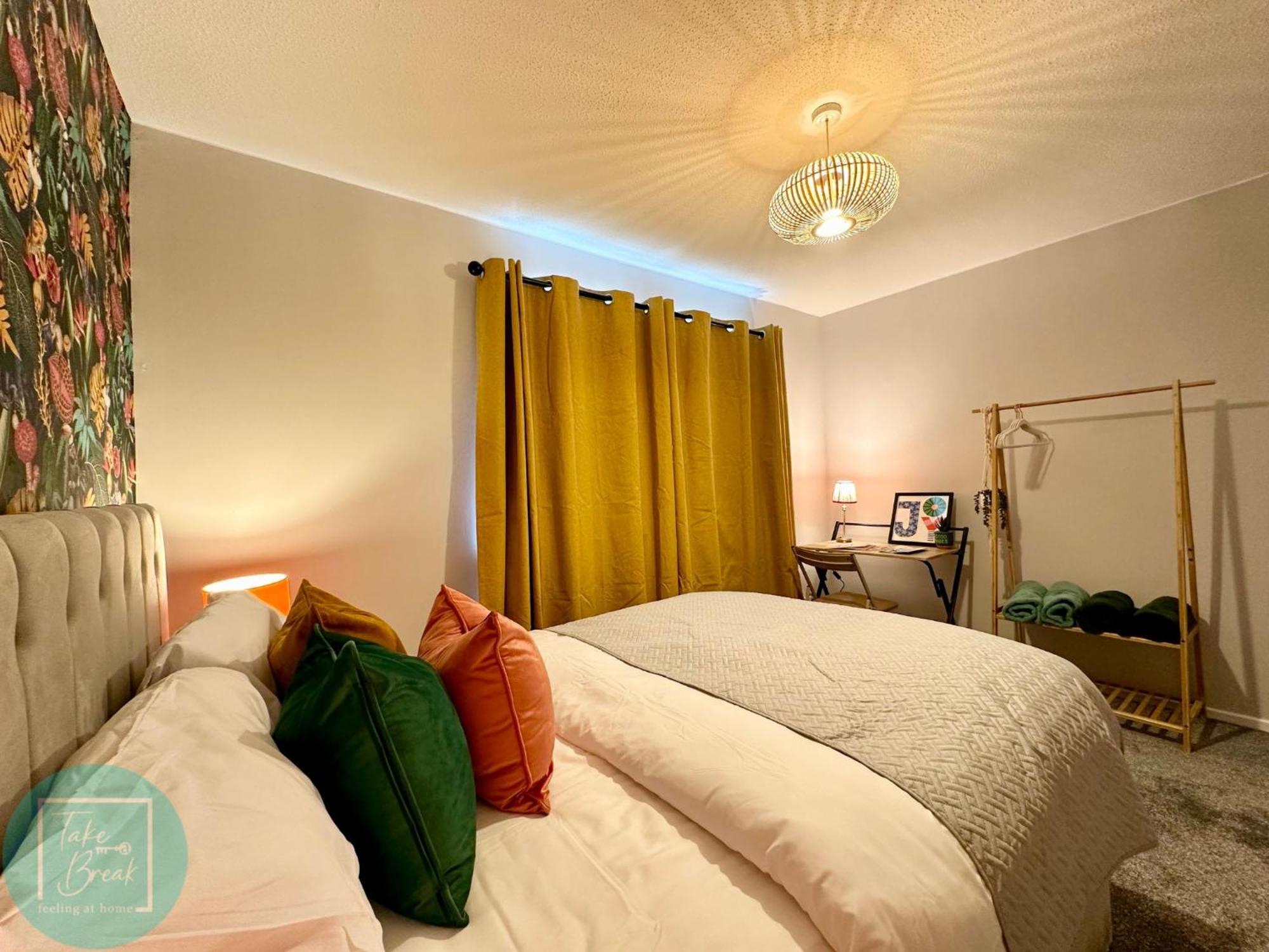 Chic 2br Swinton Gem For Families & Couples Trafford Centre Nearby *