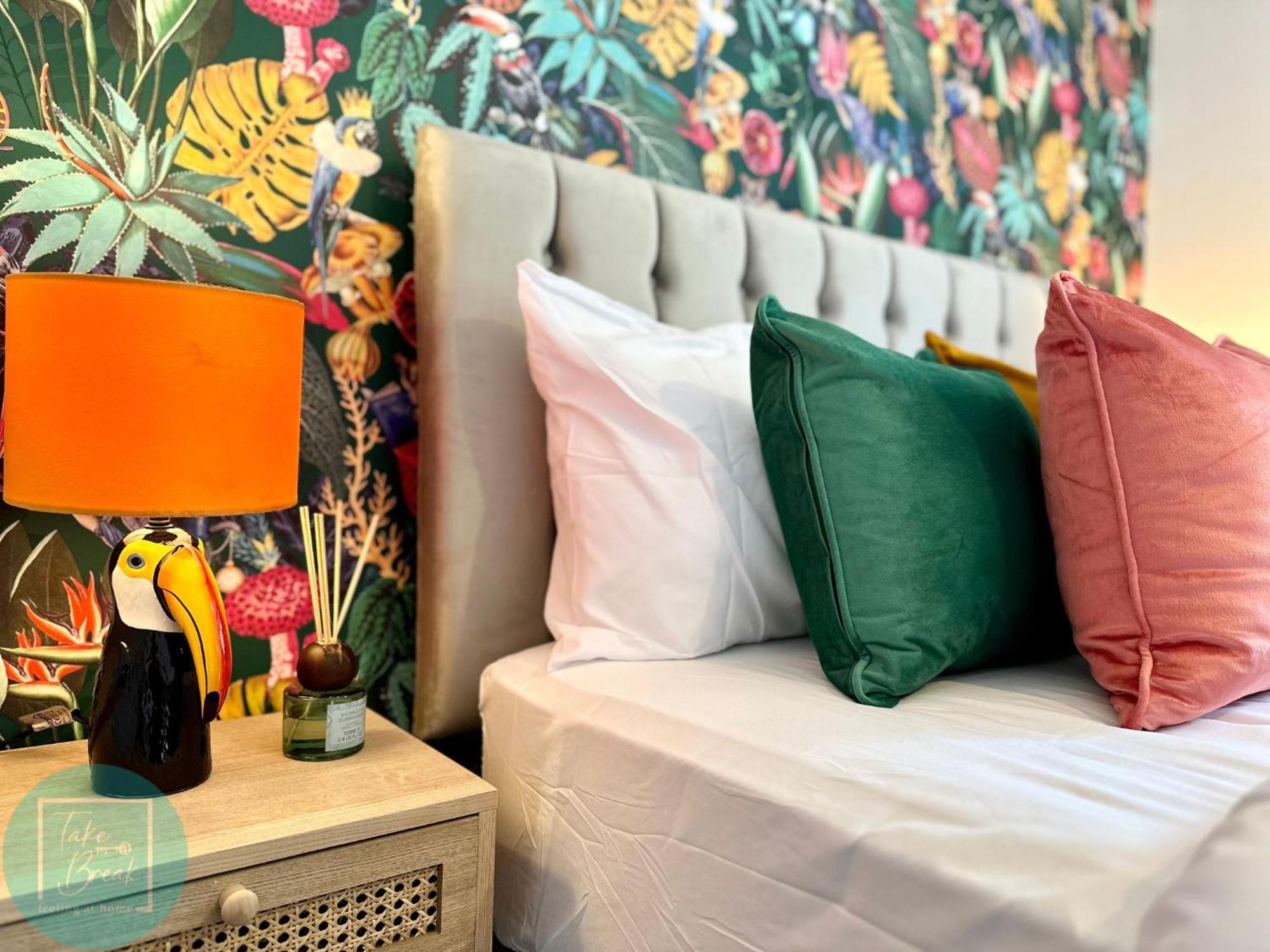 Chic 2br Swinton Gem For Families & Couples Trafford Centre Nearby Manchester
