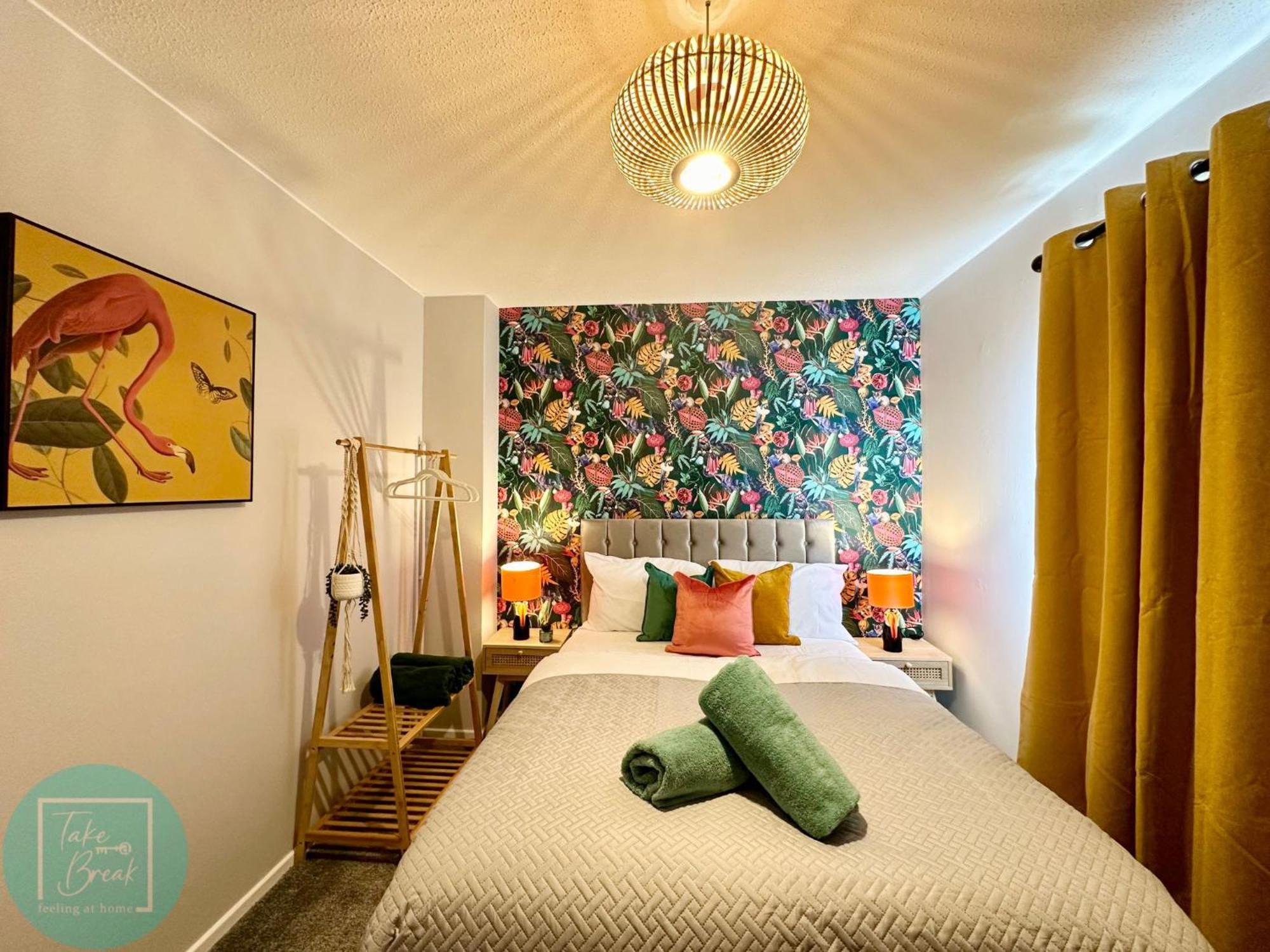 Chic 2br Swinton Gem For Families & Couples Trafford Centre Nearby