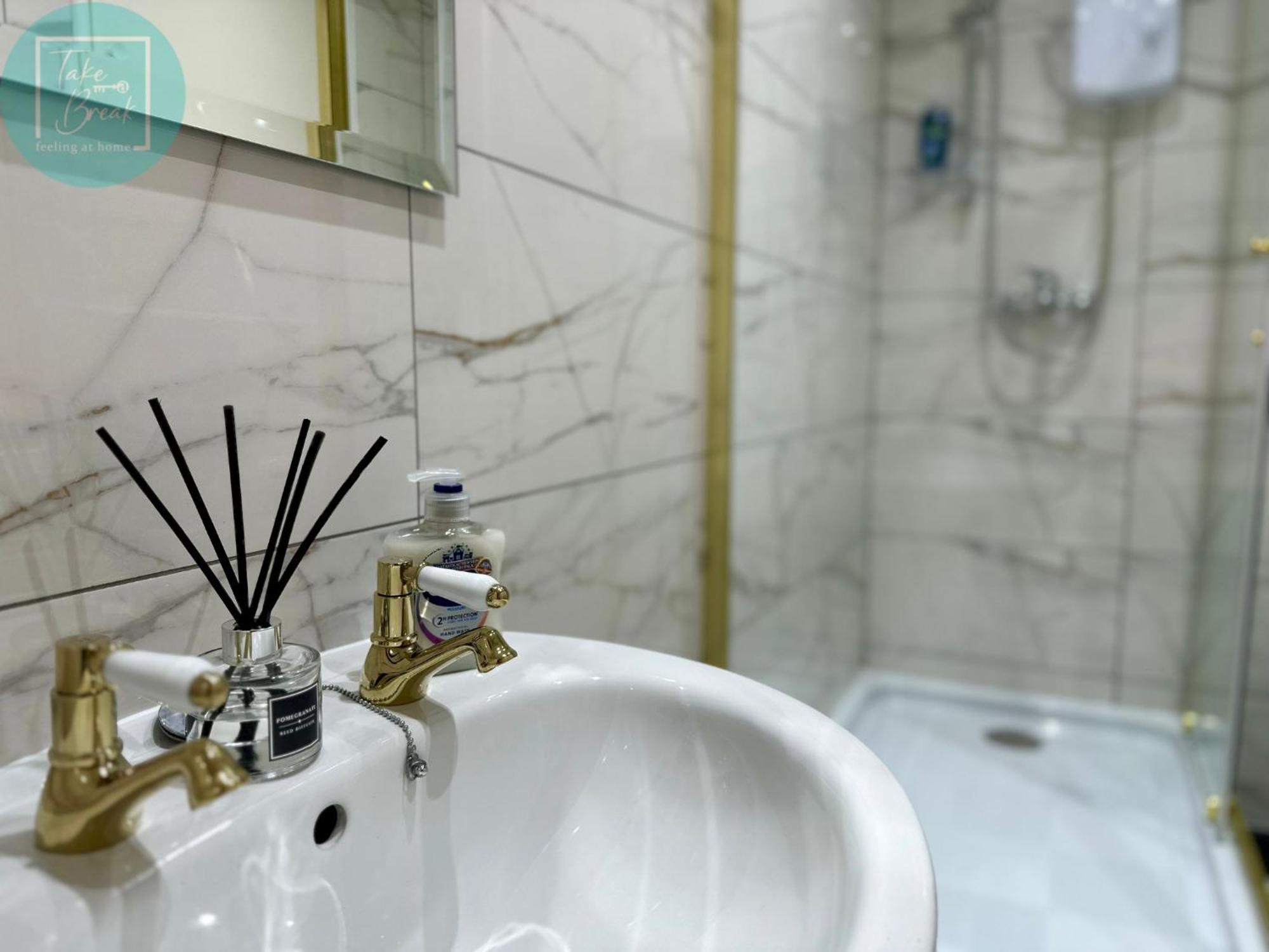 Apartment Chic 2br Swinton Gem For Families & Couples Trafford Centre Nearby Manchester
