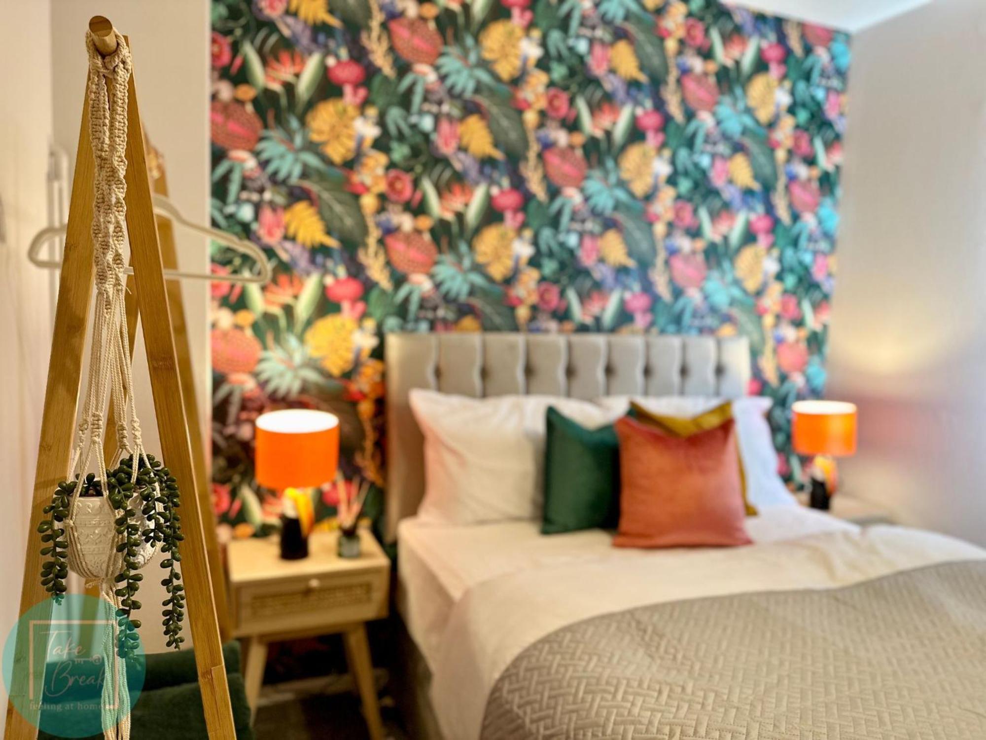 Chic 2br Swinton Gem For Families & Couples Trafford Centre Nearby