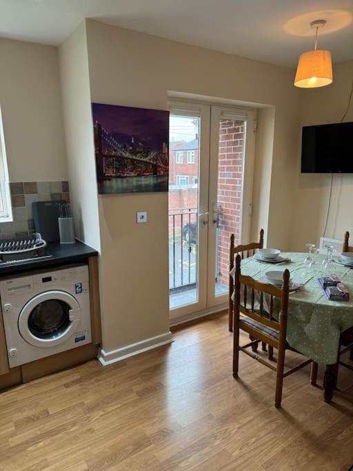 Appartement Modern, Quiet, Sleeps 9, Etihad, Coop Live,