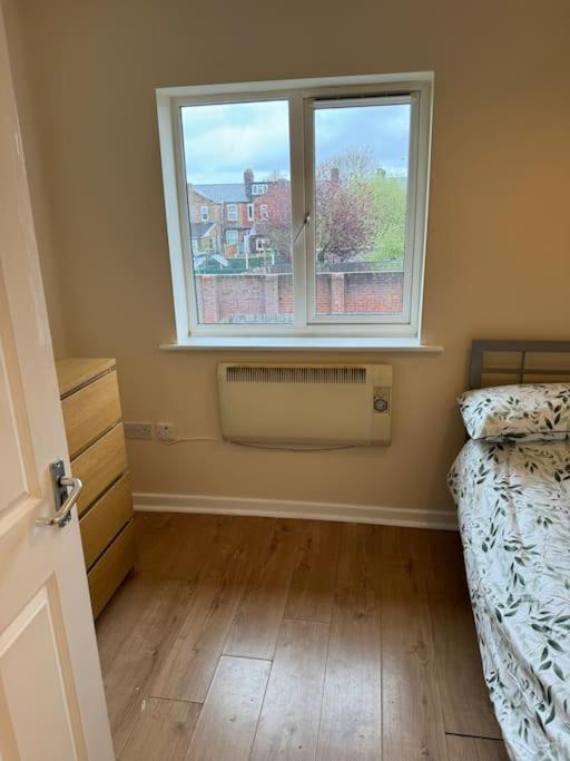 Appartement Modern, Quiet, Sleeps 9, Etihad, Coop Live,