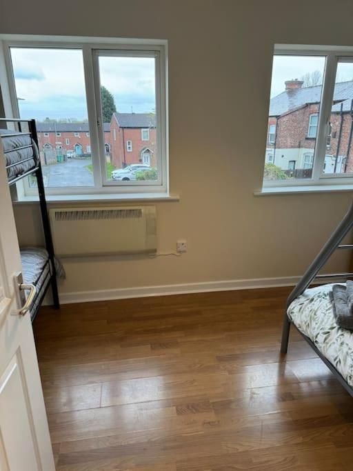 Appartement Modern, Quiet, Sleeps 9, Etihad, Coop Live, Manchester