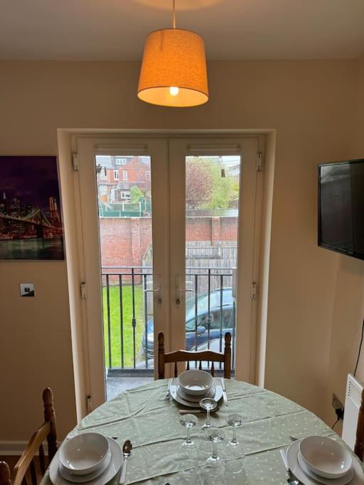 Appartement Modern, Quiet, Sleeps 9, Etihad, Coop Live,