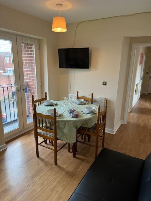 Appartement Modern, Quiet, Sleeps 9, Etihad, Coop Live, *