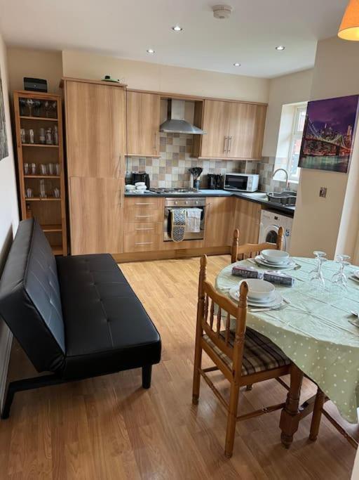 Modern, Quiet, Sleeps 9, Etihad, Coop Live,