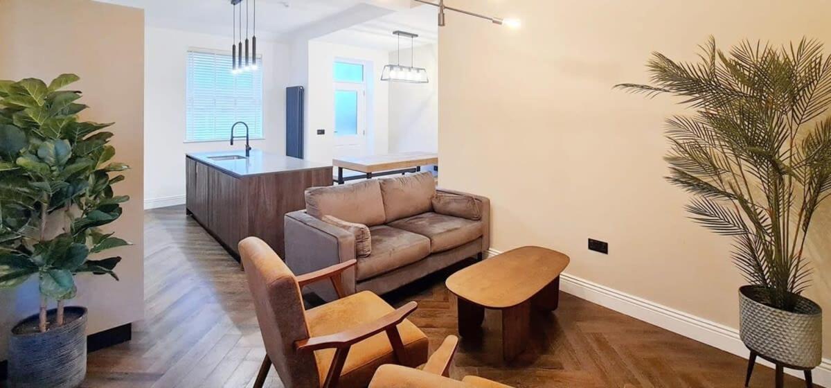 Stunning Luxury Spacious - 5 Bedrooms - Rest & Recharge In Holiday home *
