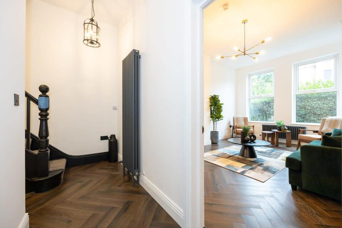 Stunning Luxury Spacious - 5 Bedrooms - Rest & Recharge In Holiday home Manchester