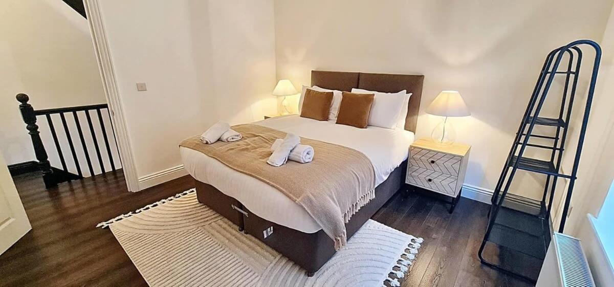Stunning Luxury Spacious - 5 Bedrooms - Rest & Recharge In Holiday home Manchester