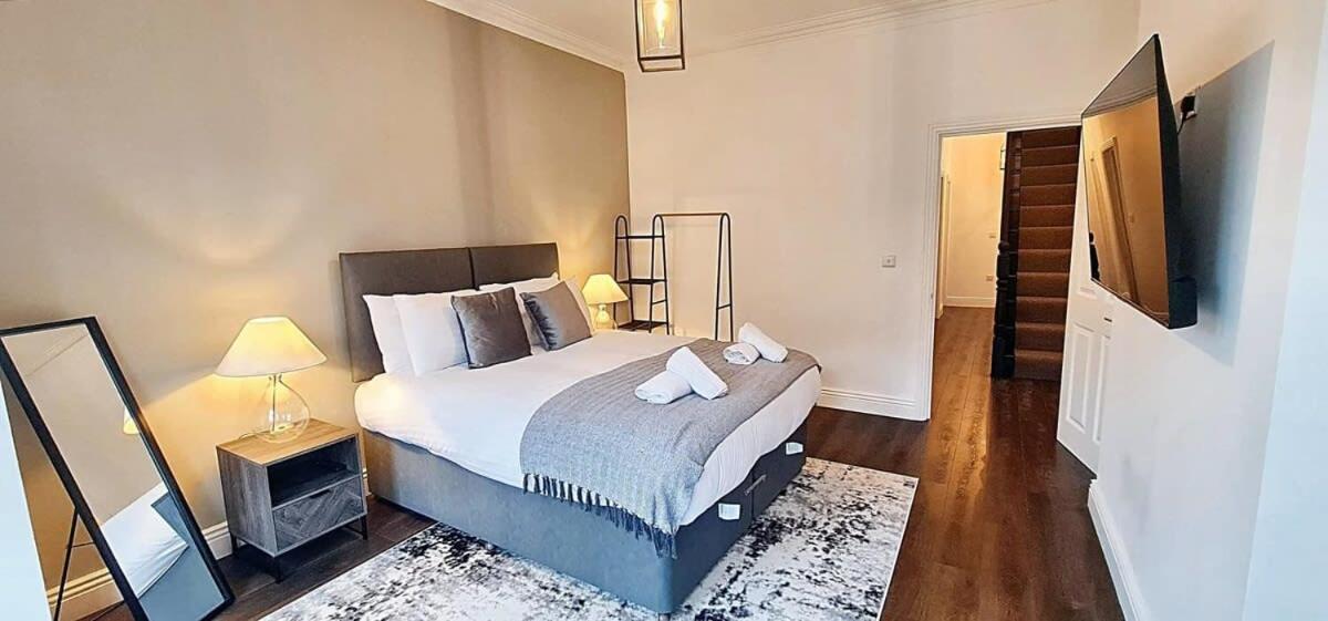 Stunning Luxury Spacious - 5 Bedrooms - Rest & Recharge In Manchester