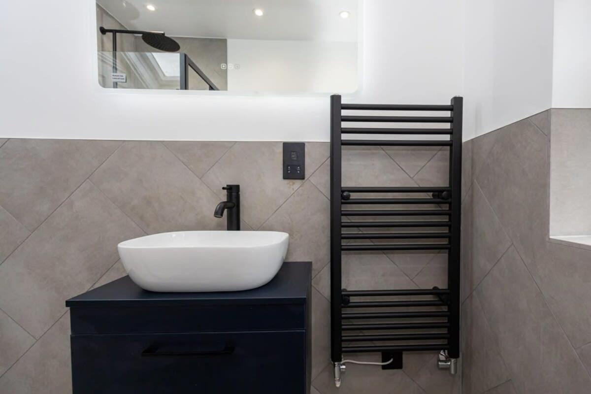 Stunning Luxury Spacious - 5 Bedrooms - Rest & Recharge In *