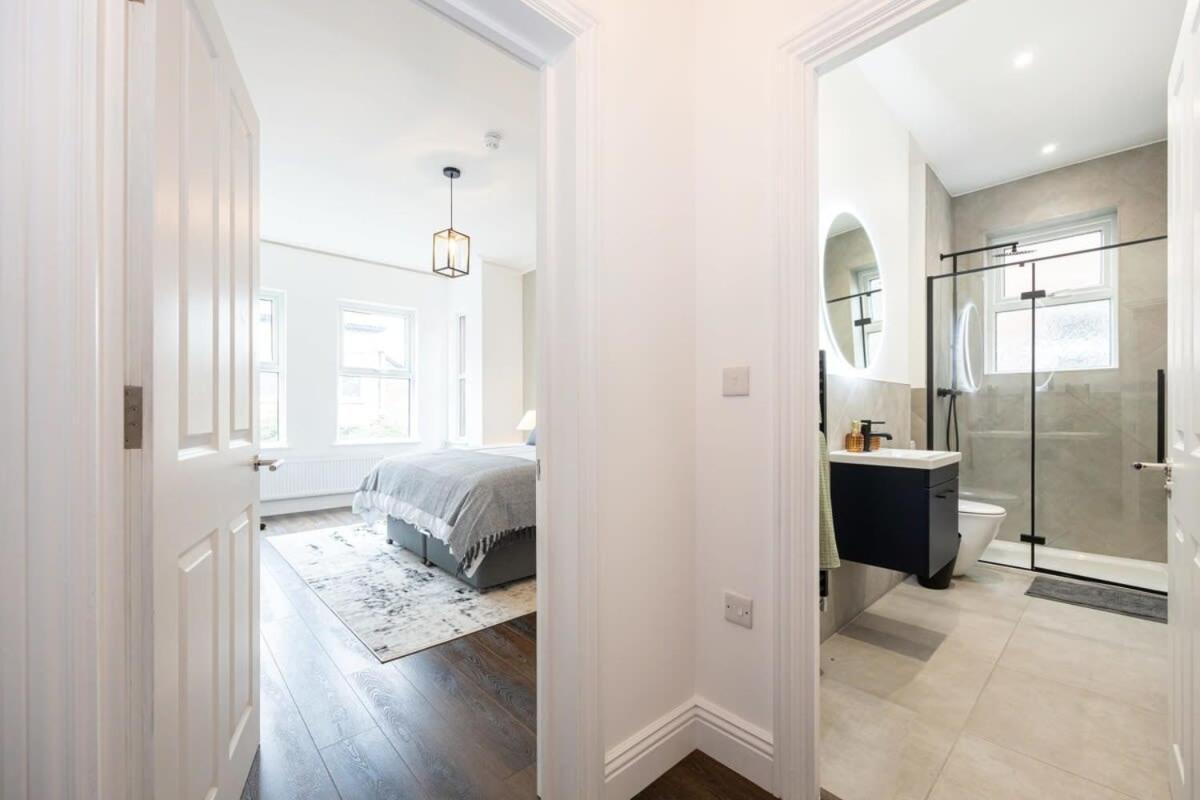 Stunning Luxury Spacious - 5 Bedrooms - Rest & Recharge In Holiday home Manchester