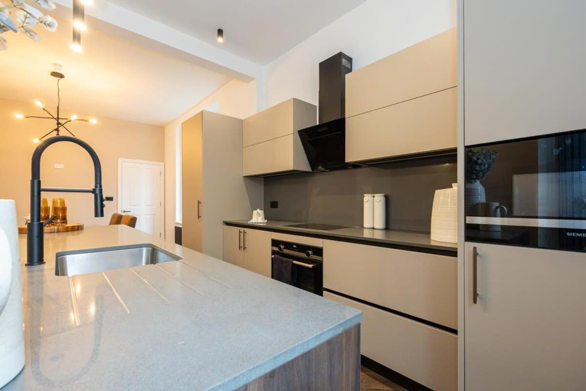 Stunning Luxury Spacious - 5 Bedrooms - Rest & Recharge In * Manchester
