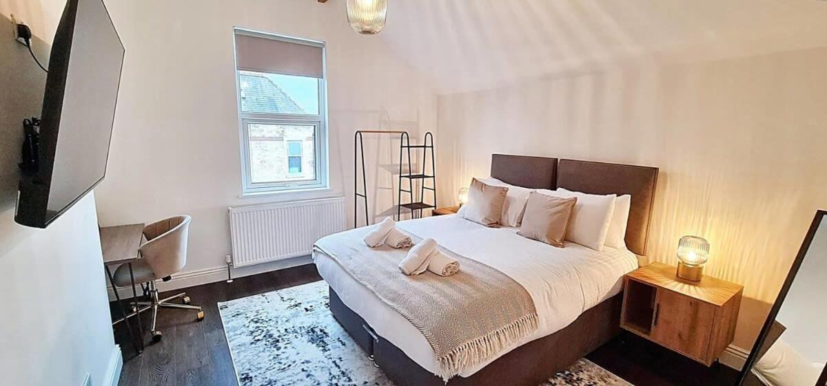Stunning Luxury Spacious - 5 Bedrooms - Rest & Recharge In Holiday home