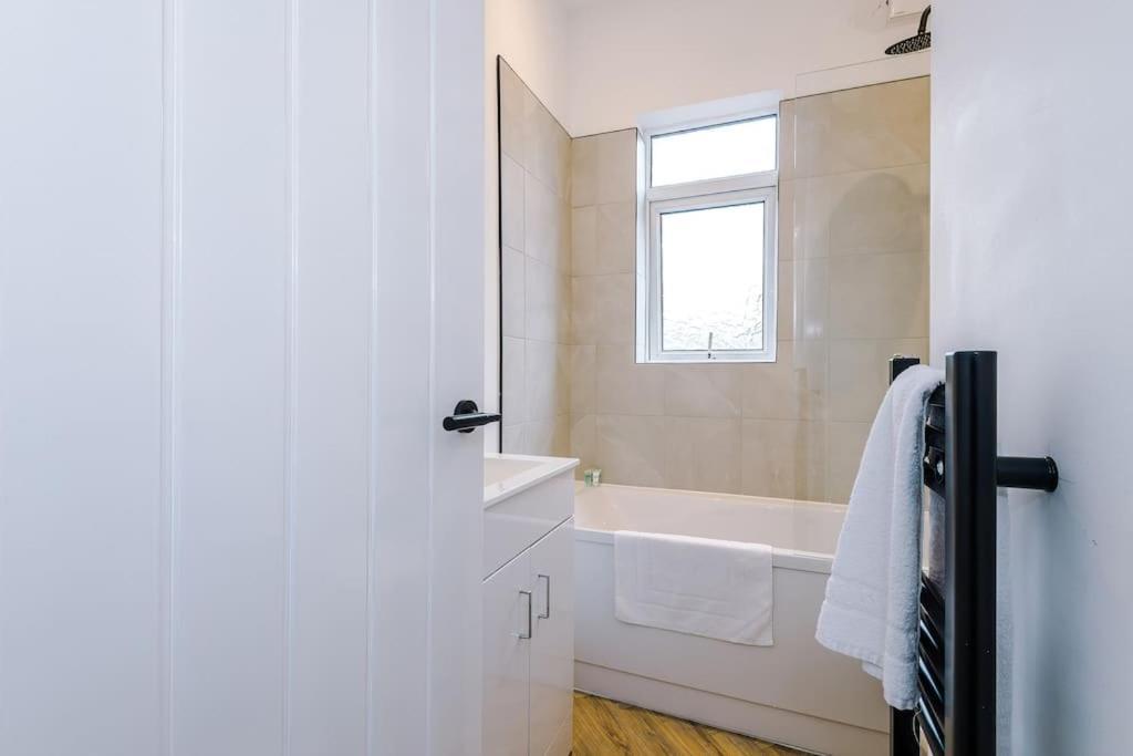 Holiday home Trendy 3br Pad In *