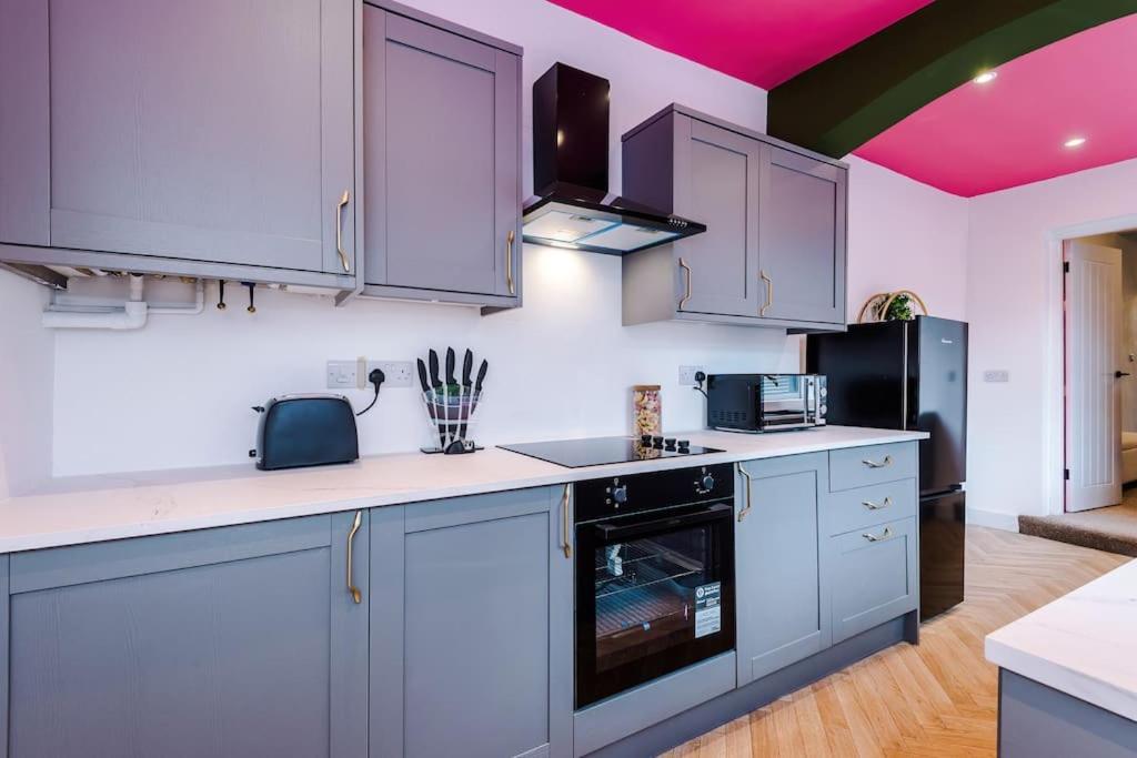 Trendy 3br Pad In *