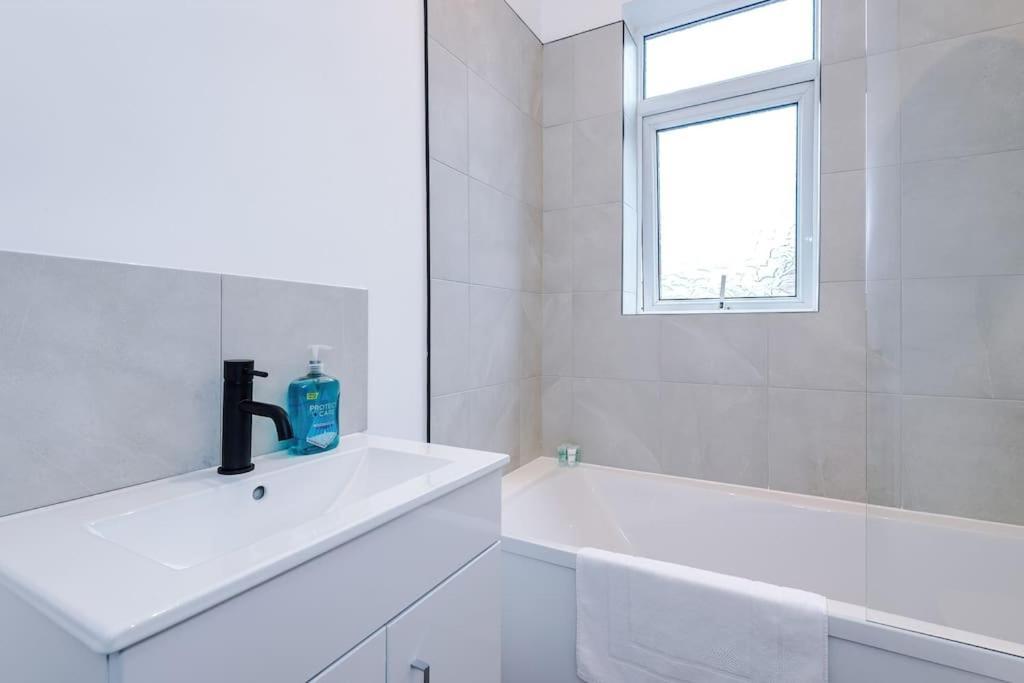 Holiday home Trendy 3br Pad In *