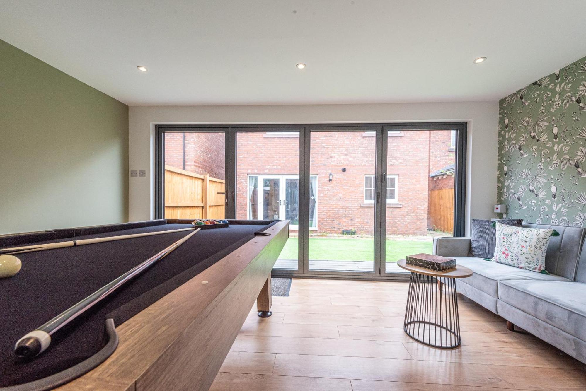 Boutique 4-bed House In - Games