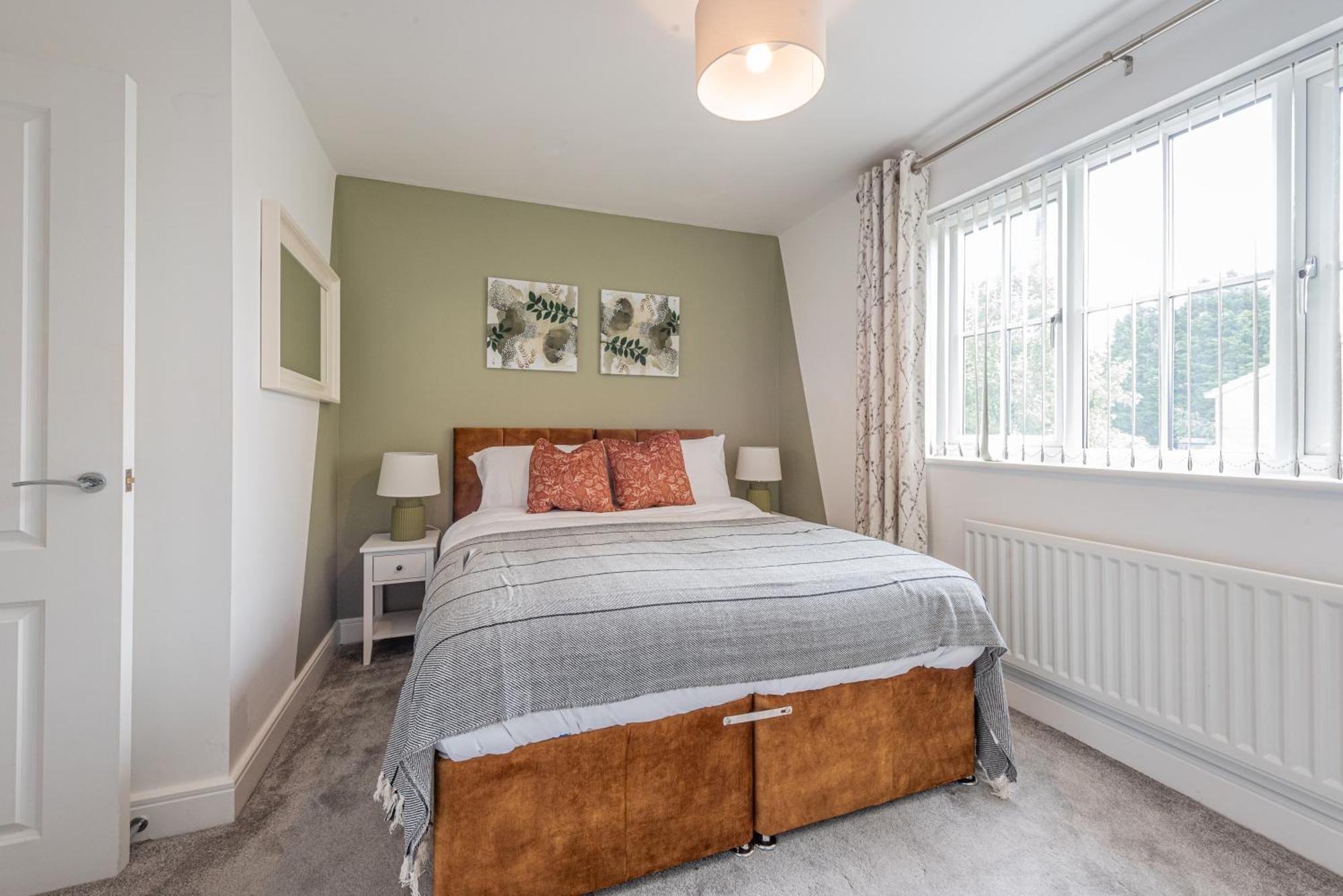 Boutique 4-bed House In - Games * Manchester