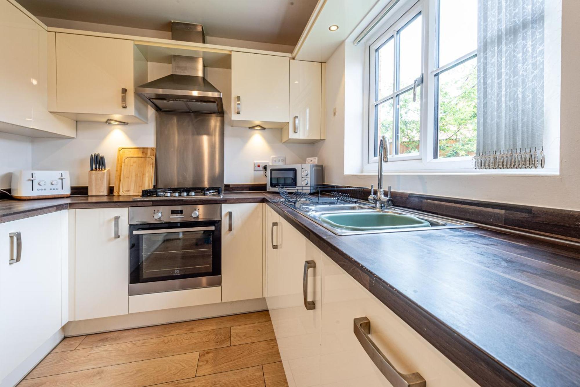 Boutique 4-bed House In - Games Holiday home