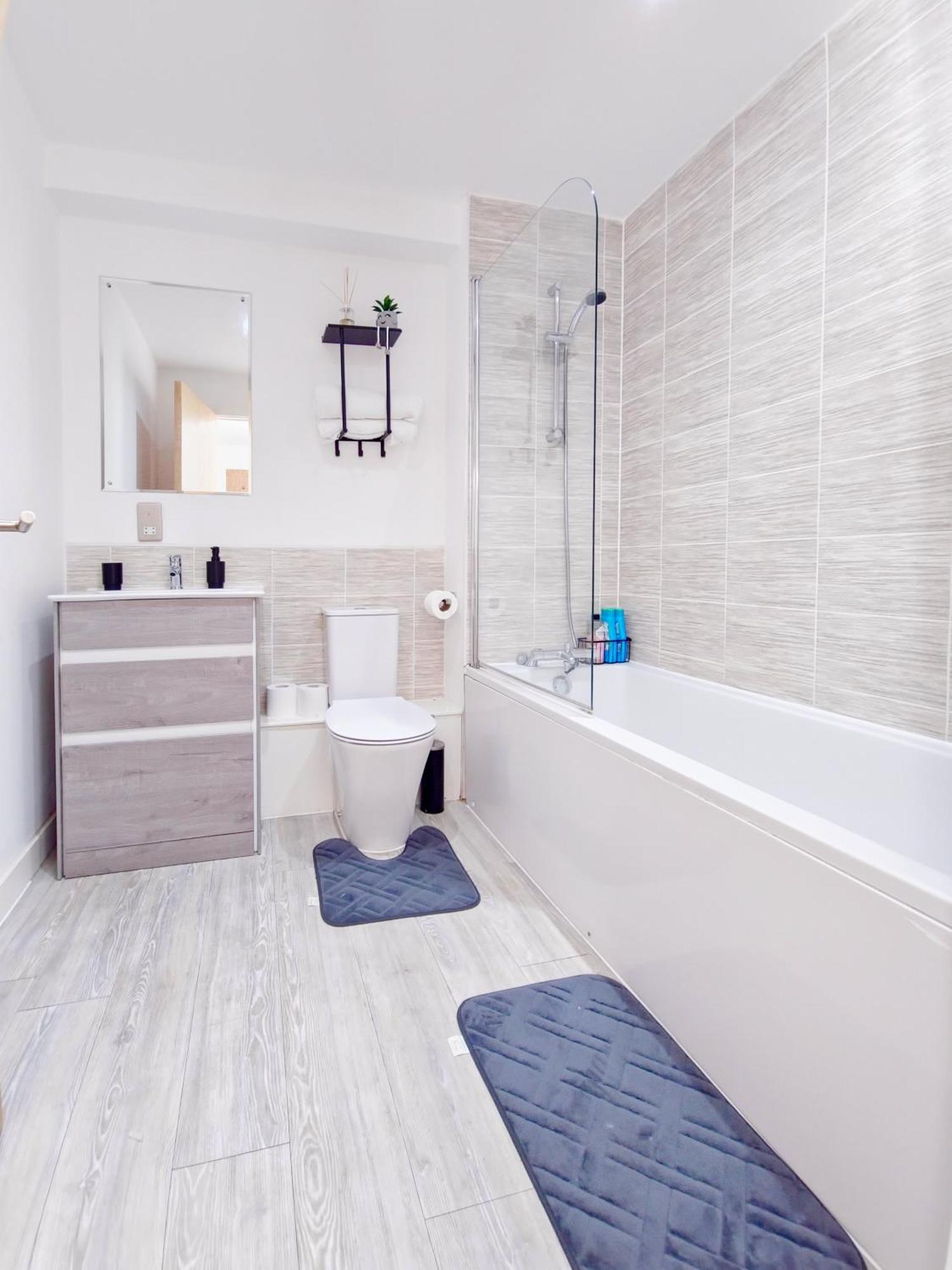 Apartment Cosy 2 Bed 2 Bath With Balcony In Salford Manchester