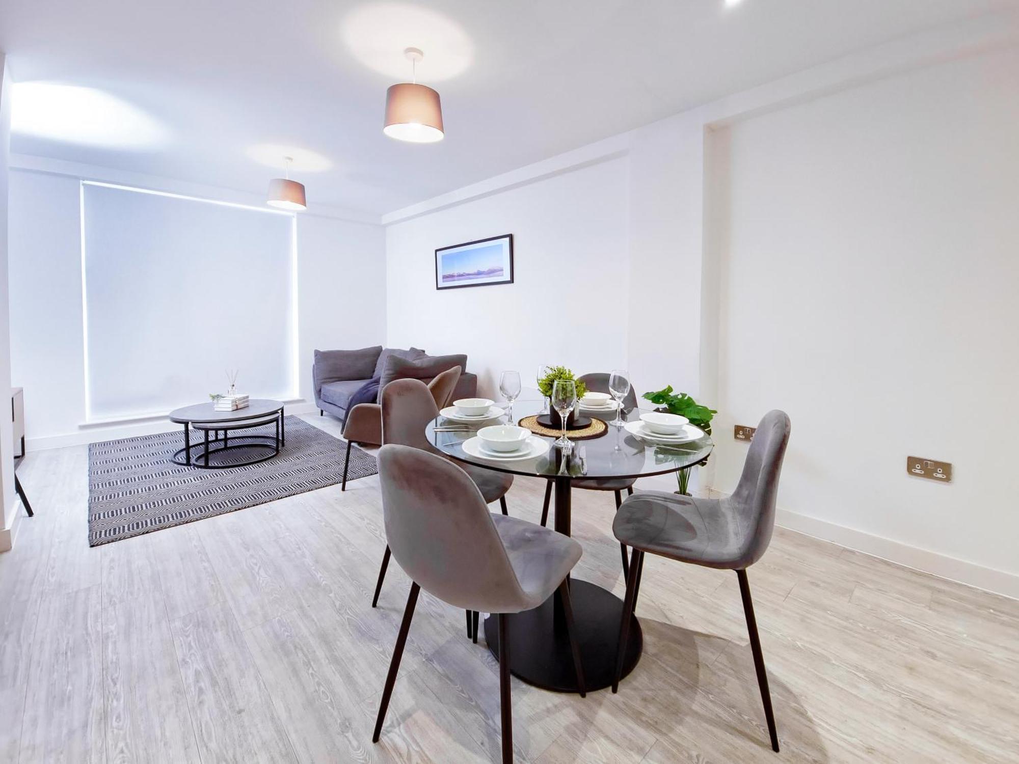 Cosy 2 Bed 2 Bath With Balcony In Salford * Manchester
