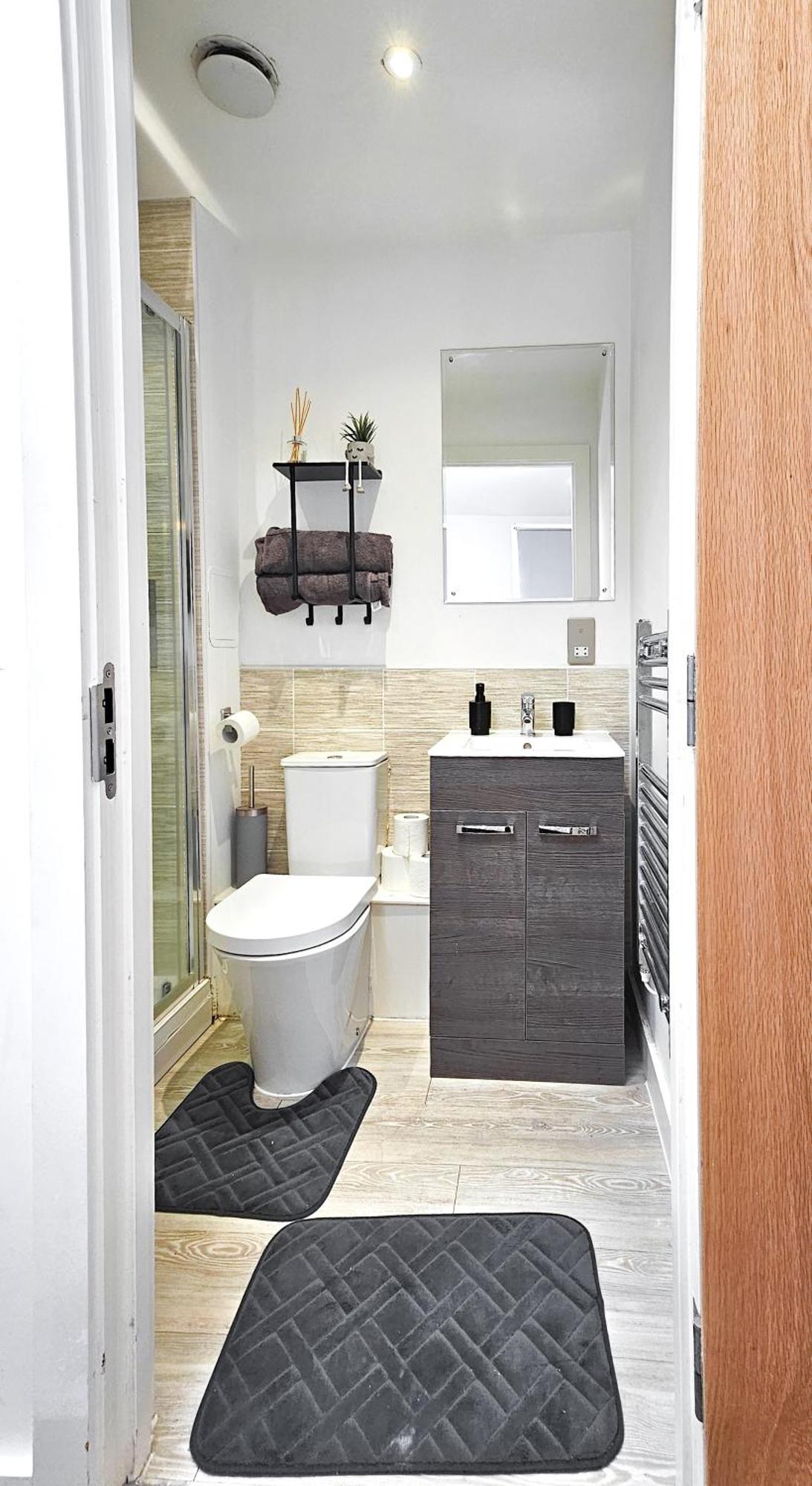 Apartment Cosy 2 Bed 2 Bath With Balcony In Salford
