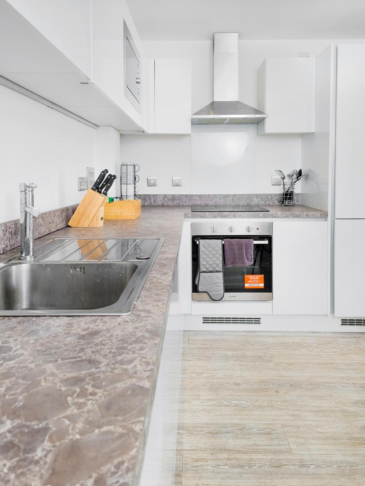 Cosy 2 Bed 2 Bath With Balcony In Salford Apartment *