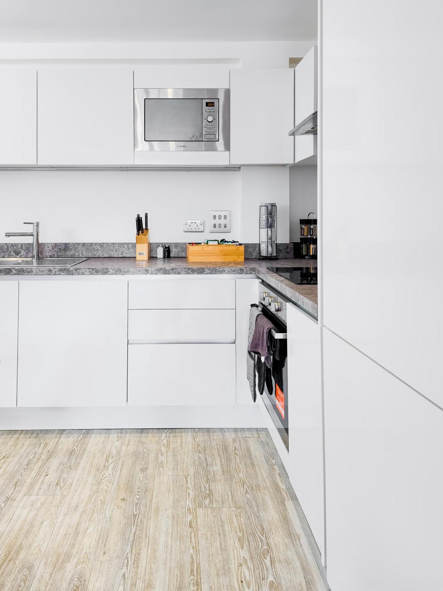 Cosy 2 Bed 2 Bath With Balcony In Salford *