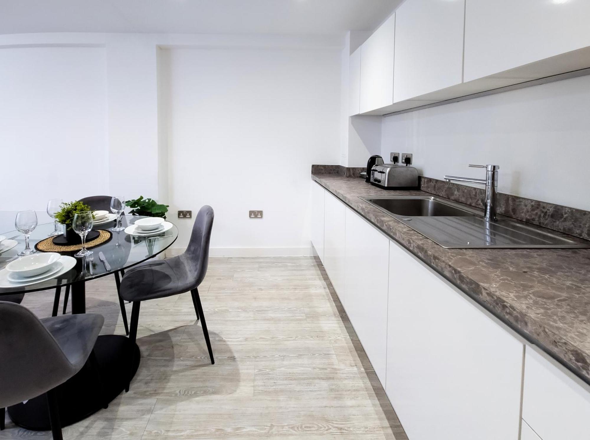 Cosy 2 Bed 2 Bath With Balcony In Salford Apartment