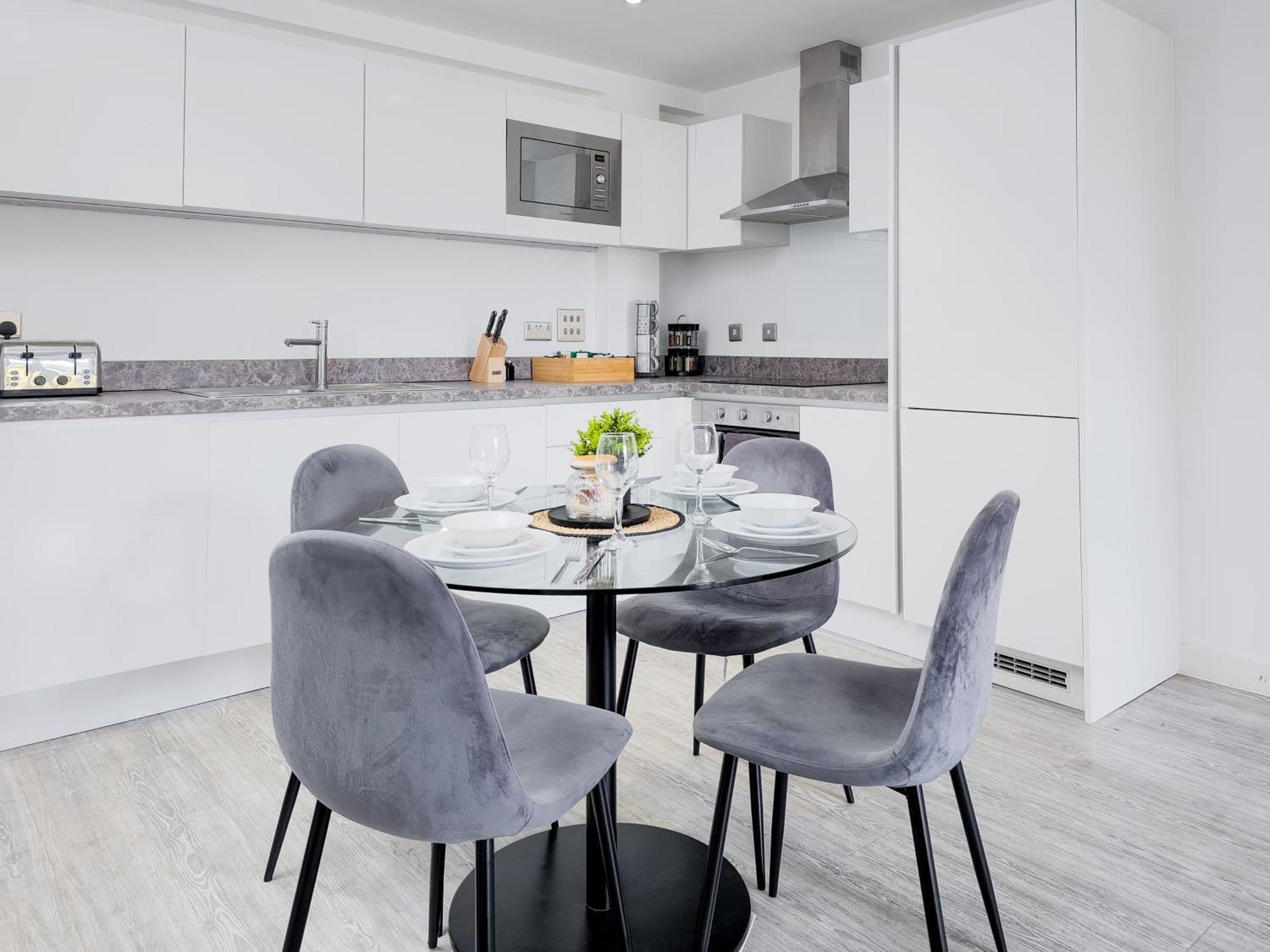 Apartment Cosy 2 Bed 2 Bath With Balcony In Salford