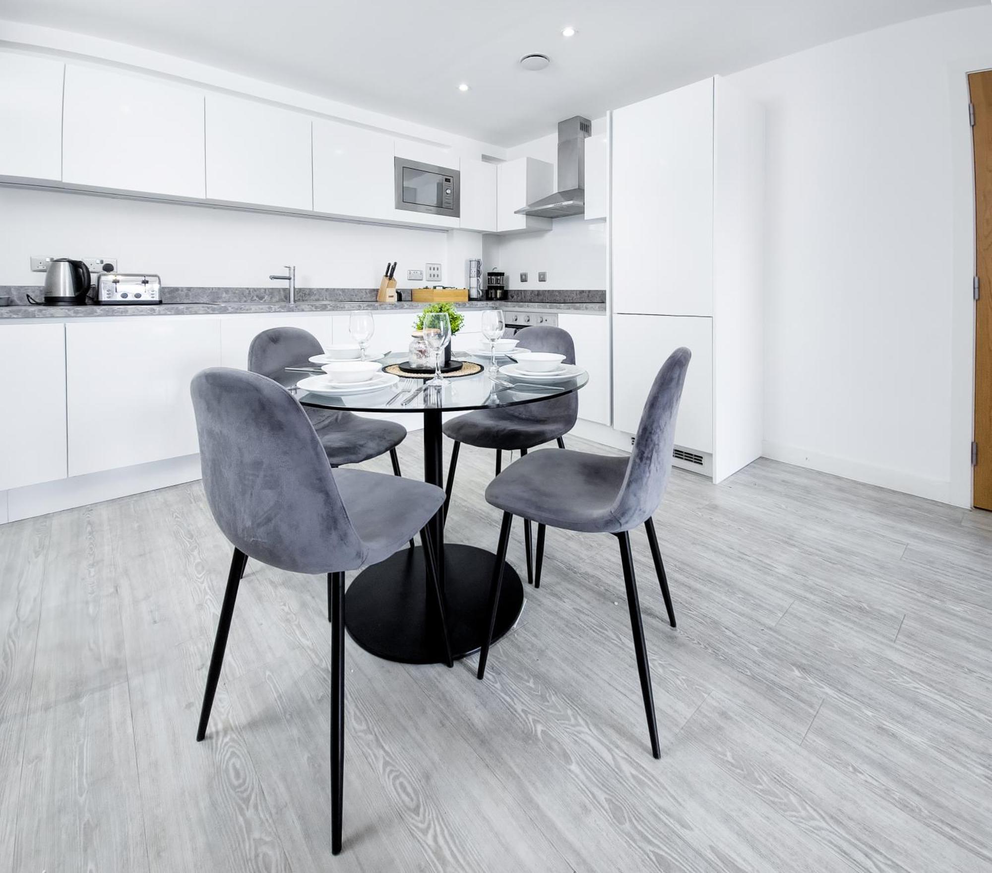 Cosy 2 Bed 2 Bath With Balcony In Salford *
