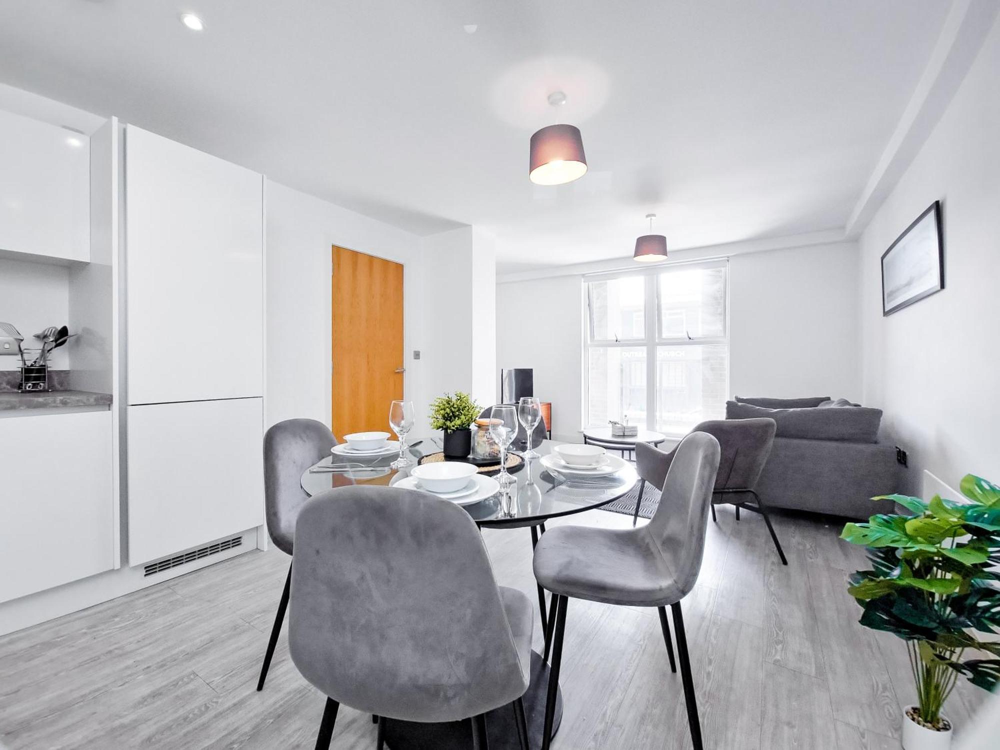 Cosy 2 Bed 2 Bath With Balcony In Salford * Manchester
