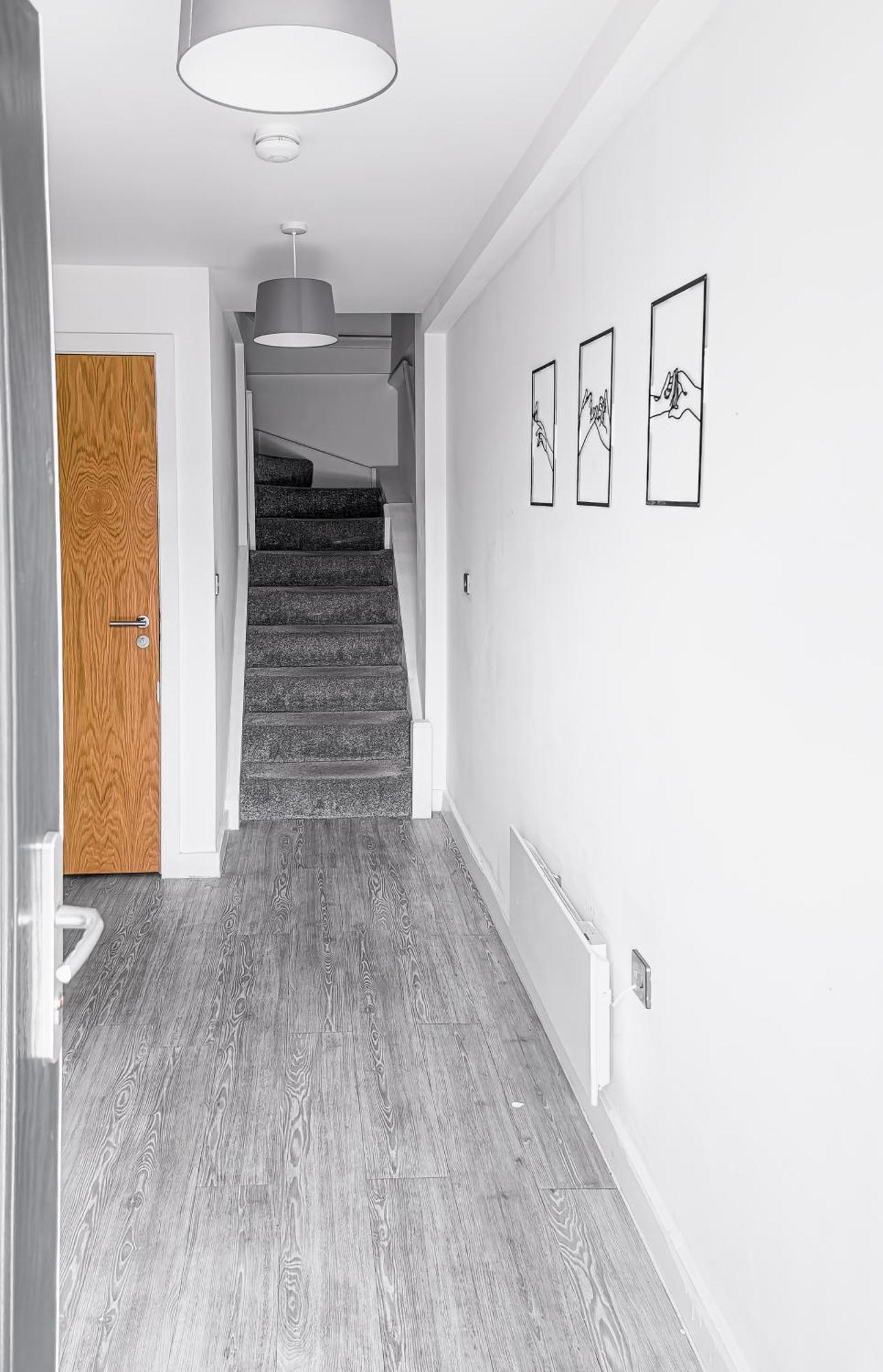 Cosy 2 Bed 2 Bath With Balcony In Salford *