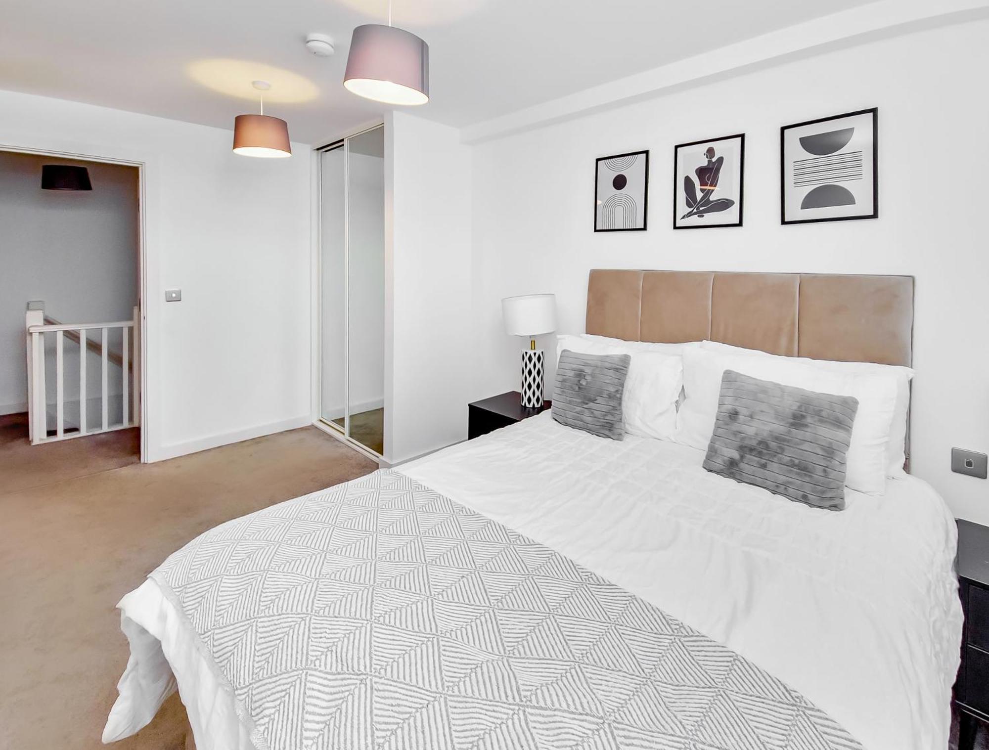 Cosy 2 Bed 2 Bath With Balcony In Salford Apartment