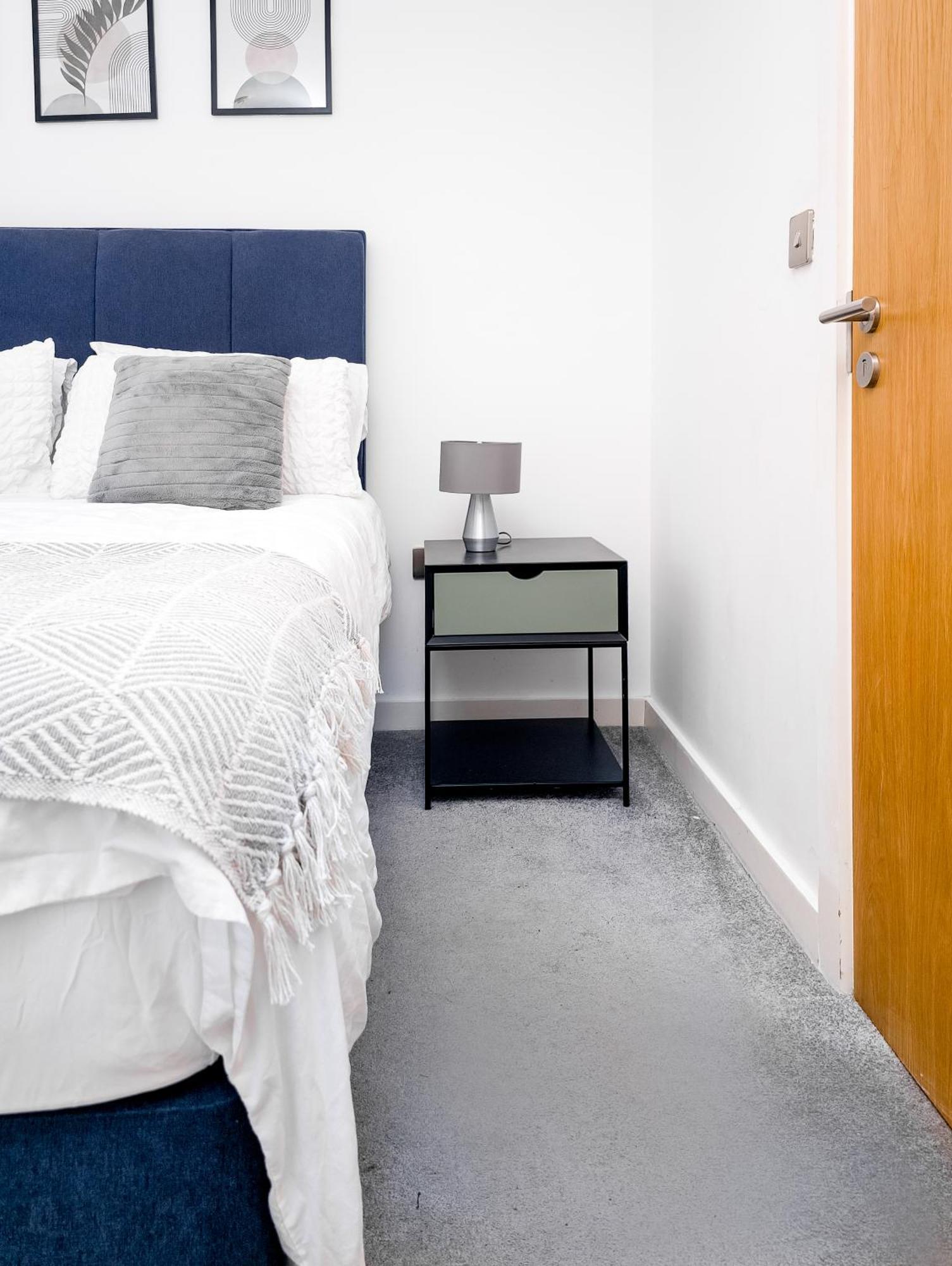 Apartment Cosy 2 Bed 2 Bath With Balcony In Salford *