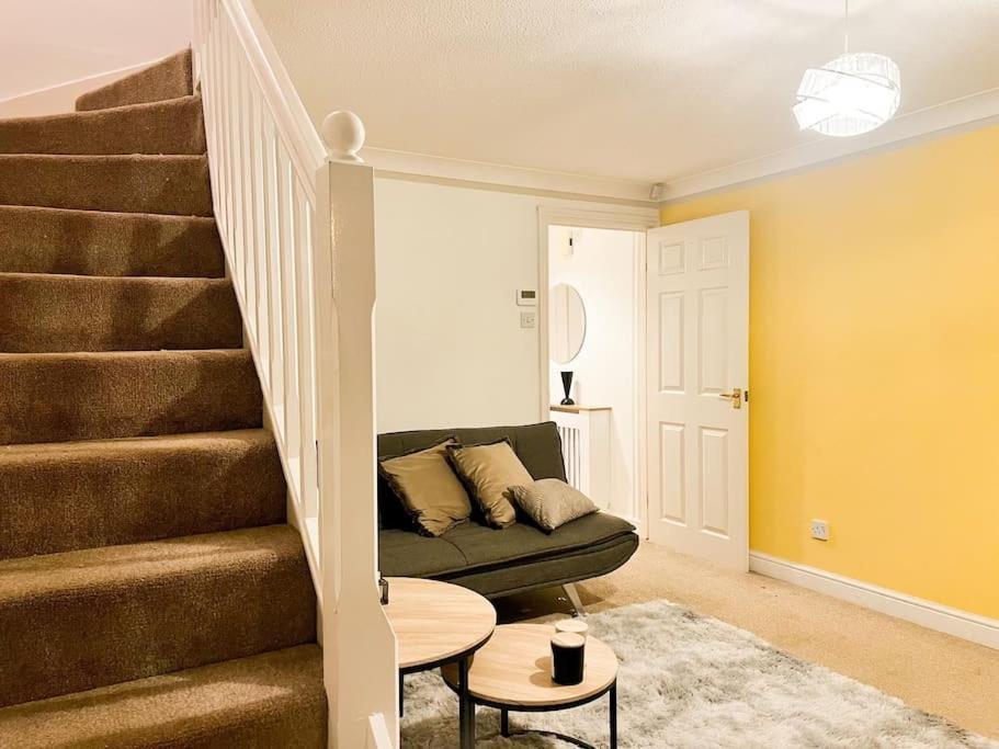 Simple House W- Free Parking By Airport - Free Drop-off Holiday home Manchester