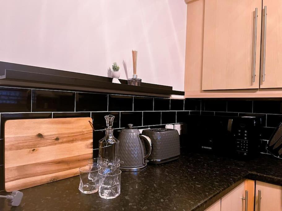 Simple House W- Free Parking By Airport - Free Drop-off Holiday home *