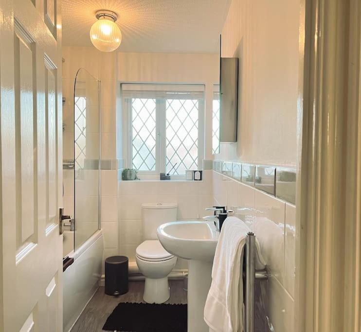 Simple House W- Free Parking By Airport - Free Drop-off Holiday home *