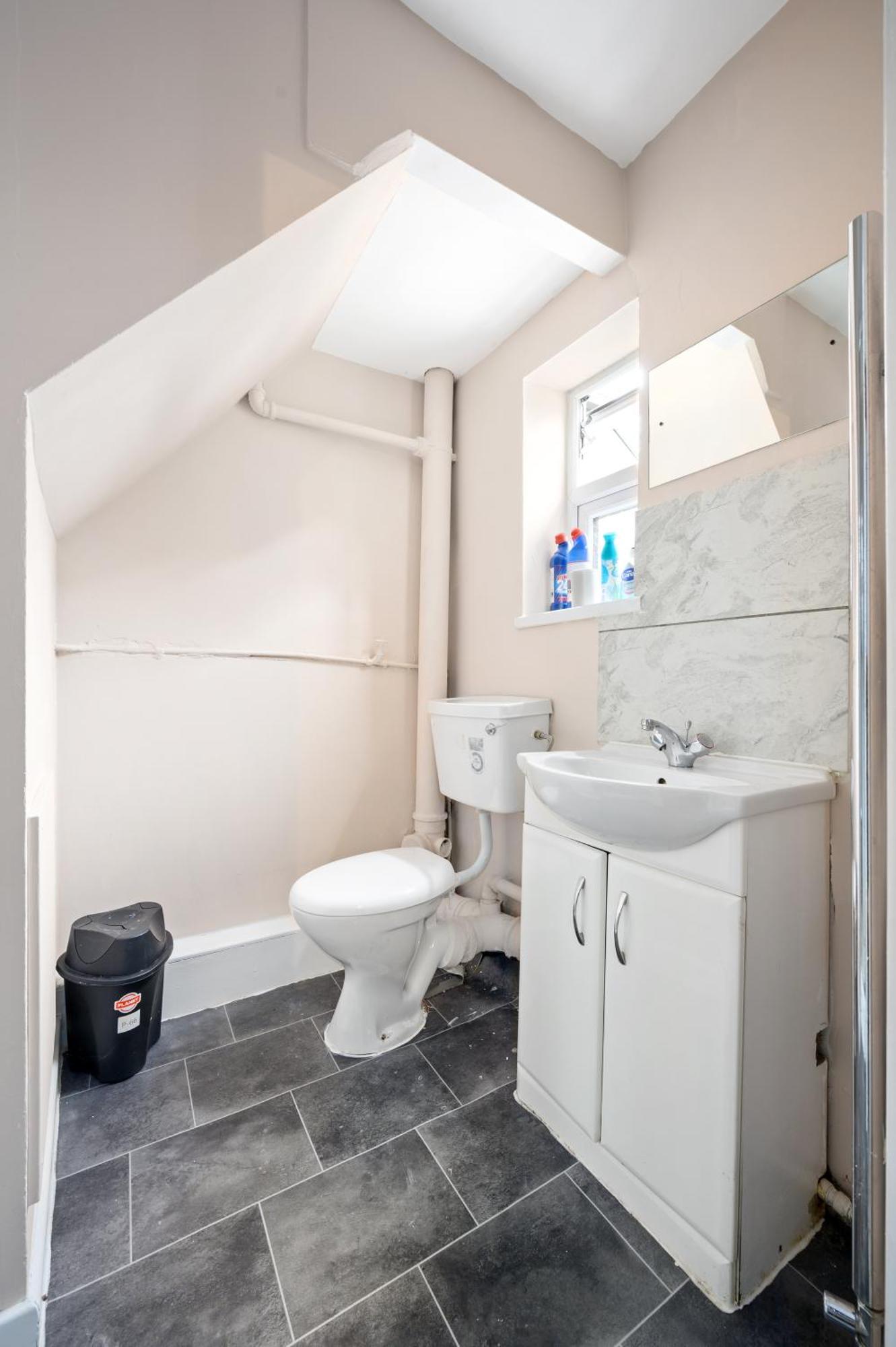 Private Retreat For 3 Near Centre *