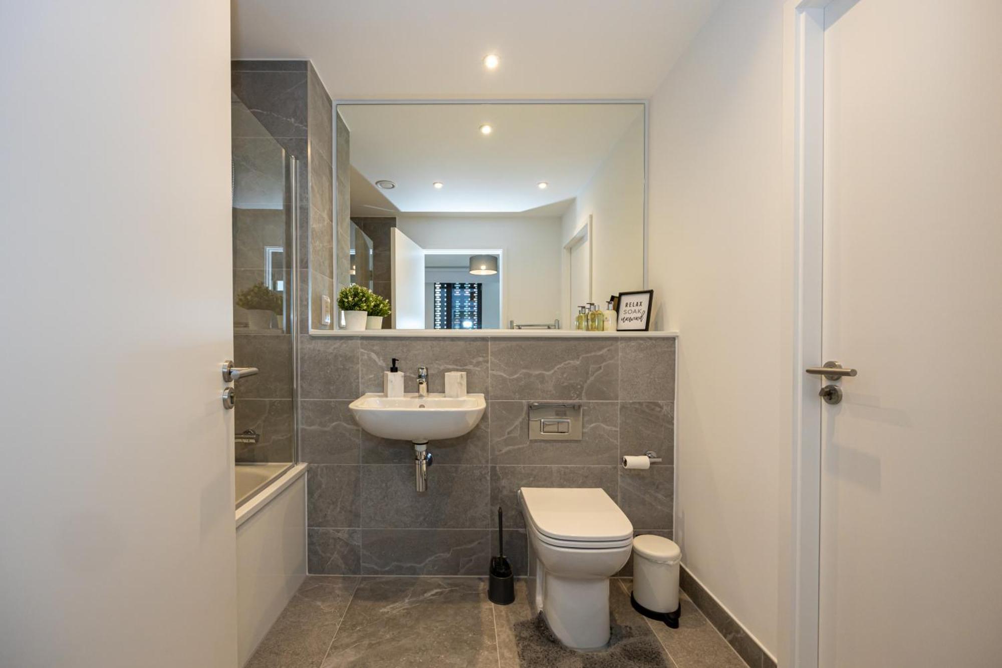 Royal Ebony By Asquare Lettings * Manchester
