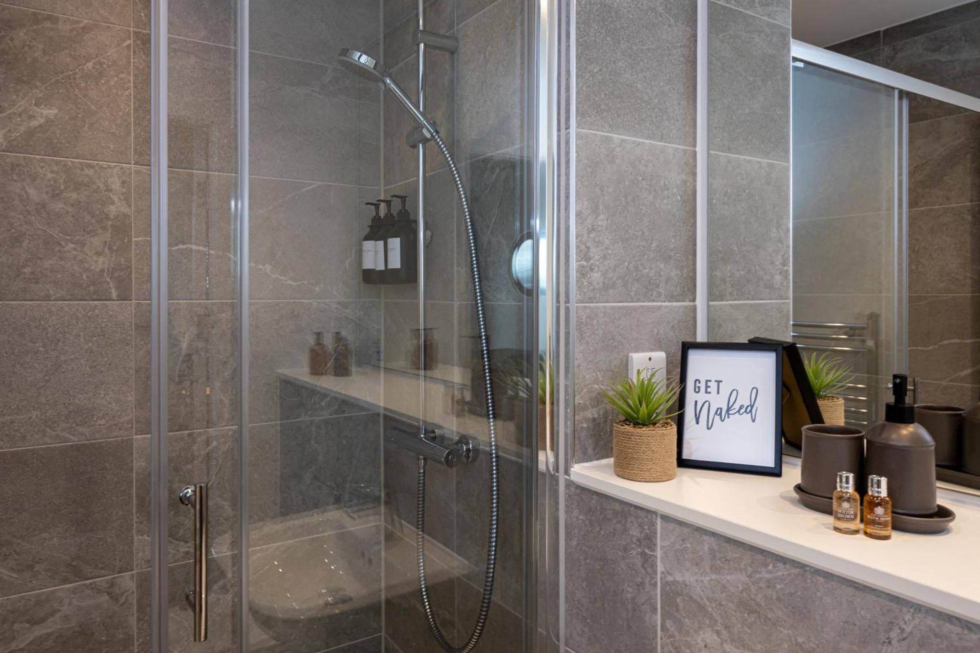 Royal Ebony By Asquare Lettings