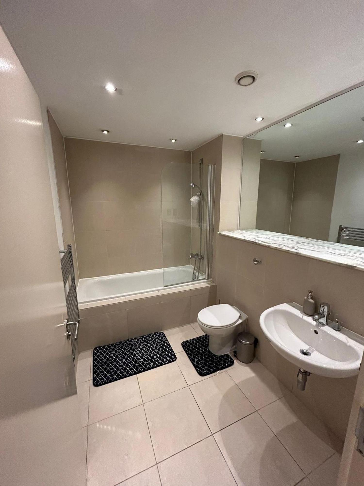 Luxury 2 Bedroom Centre With Free Parking Apartment *