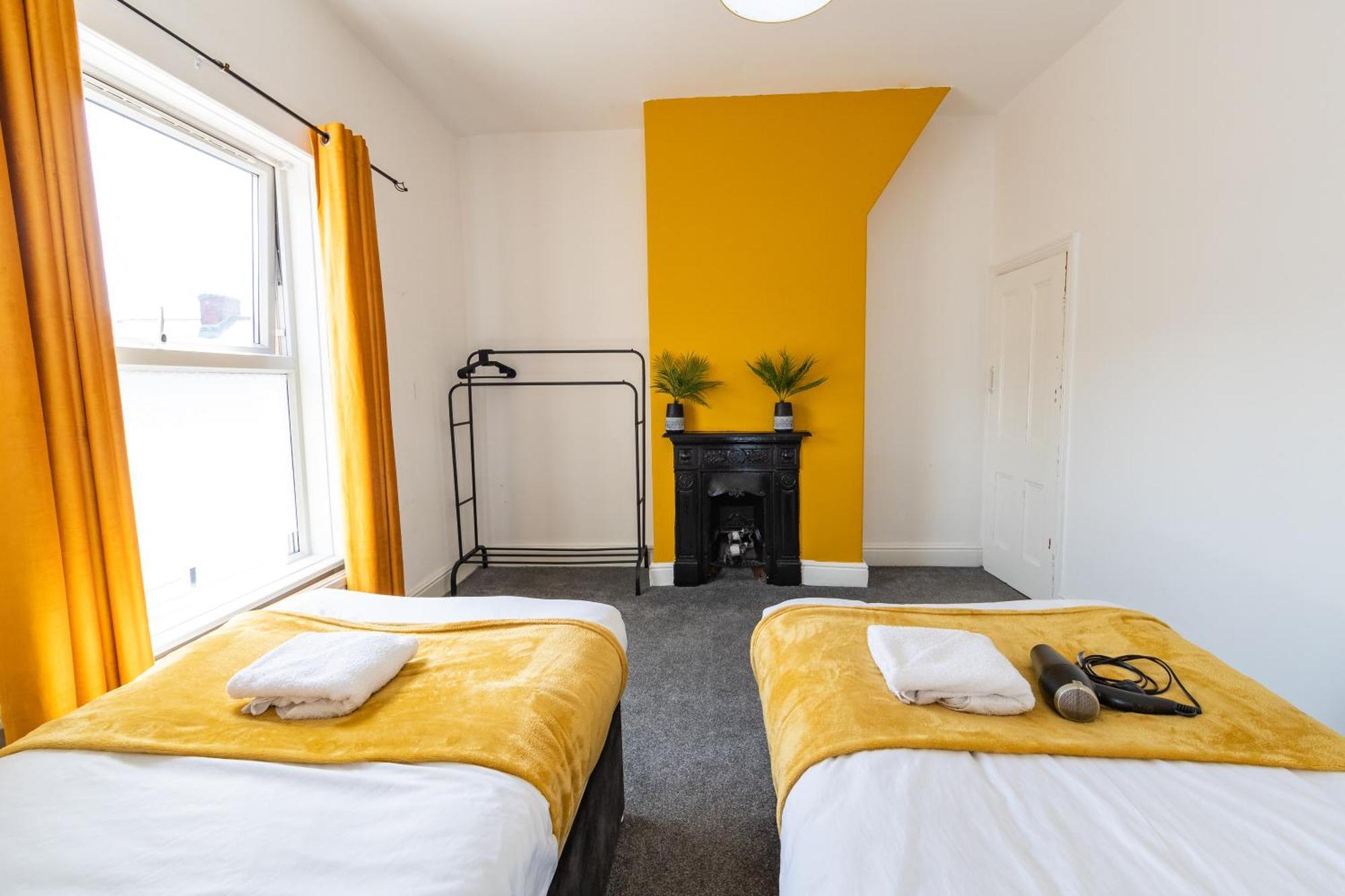 The Upside Down House Near Coop Live Arena , Etihad And Mcr Centre Holiday home