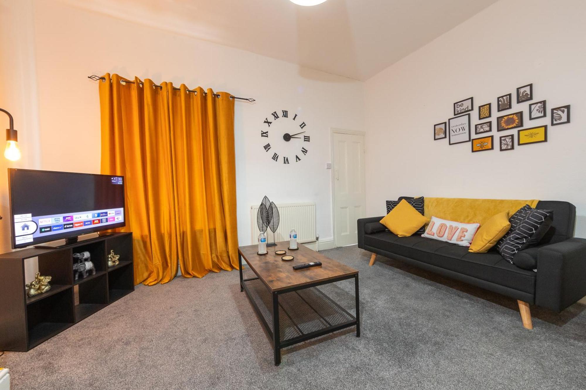 The Upside Down House Near Coop Live Arena , Etihad And Mcr Centre Holiday home