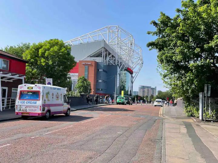 Old Trafford Penthouse Duplex - Steps From Mufc *