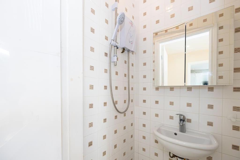 Cosy Retreats Central, Netflix, Free Parking Apartment *