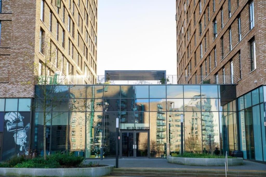 Modern Trafford 1br Apartment-free Parking-cinema *