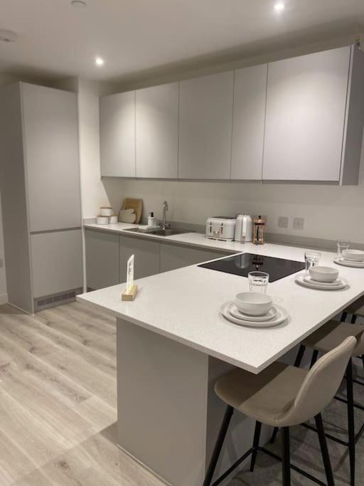 Modern Trafford 1br Apartment-free Parking-cinema Apartment *